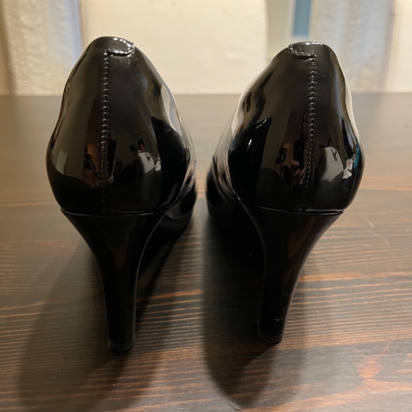 Clarks Ultimate Comfort Collection Patent Black Heels - Picture 8 of 9